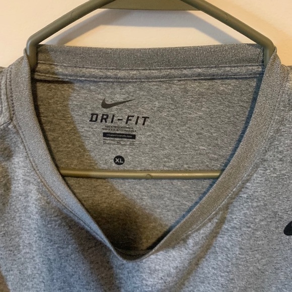 Men’s long sleeve Nike shirt - Picture 2 of 3